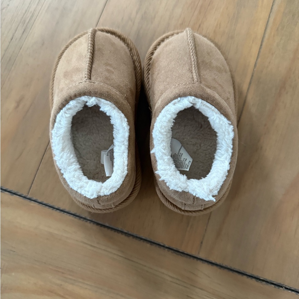 Cat & Jack Cozy Tan Baby Slippers with White Lining size 5T